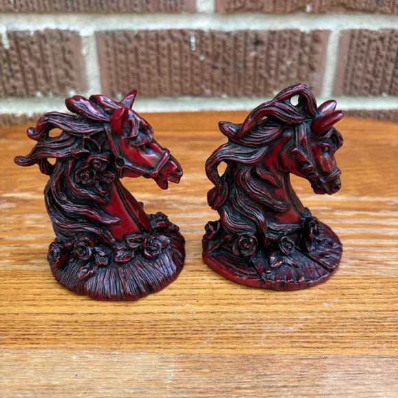 Vintage Wild Horses Heads Chinese Red Cinnabar Figurines Cast Resin 3" Set of 2 - Picture 1 of 6